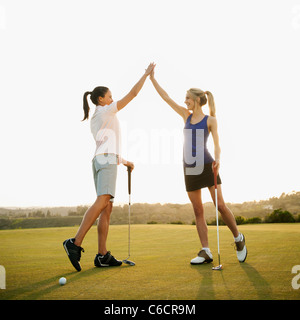 Les golfeurs de femmes on subit donc élevé on golf course Banque D'Images