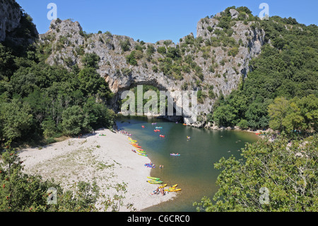 Pont d'Arc sur l'Archway rock des Gorges de la rivière Ardèche d'Ardèche Gard France avec des canoës et des touristes de soleil Banque D'Images