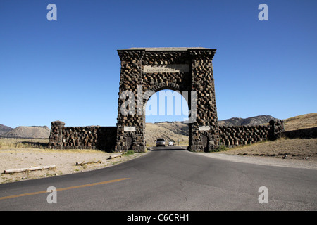 Roosevelt Arch historique à l'entrée nord du Parc National de Yellowstone, Gardiner, Montana Banque D'Images