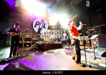 Chanteur John Lydon de PiL, Public Image Ltd, il se produit sur la scène du Shepherds Bush Empire de Londres, Angleterre - 19.07.10 Banque D'Images