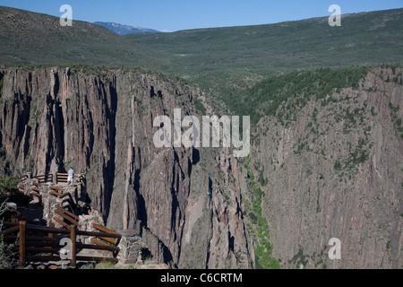 Montrose, Colorado - un homme à une un panorama de la région de Parc National Black Canyon of the Gunnison. Banque D'Images