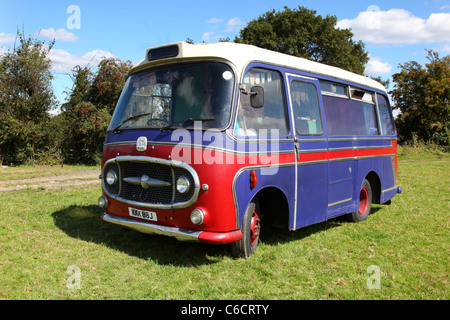 1971 Bedford le camping-car garé dans un champ. Banque D'Images