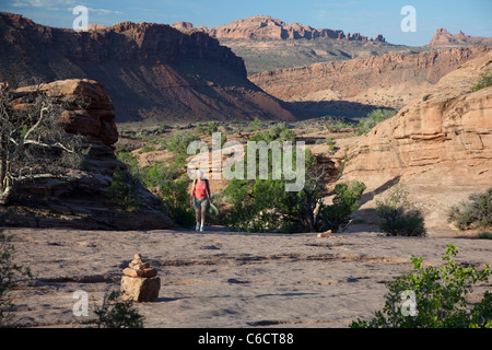 Randonneur sur sentier à Delicate Arch dans Arches National Park Banque D'Images