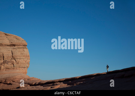 Moab, Utah - un homme randonnées sur une crête près de Delicate Arch dans Arches National Park. Banque D'Images