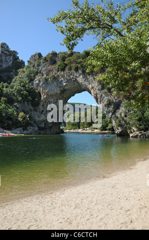 Pont d'Arc sur l'Archway rock des Gorges de la rivière Ardèche d'Ardèche Gard France avec des canoës et des touristes de soleil Banque D'Images