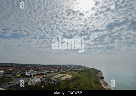 Jolie la formation de nuages au-dessus d'altocumulus Peacehaven près de Brighton East Sussex. Banque D'Images