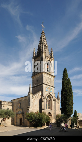 Notre Dame d'Aigueze 20e siècle avec l'église gothique fantaisie spire et certaines caractéristiques du 11ème siècle Gard France Banque D'Images