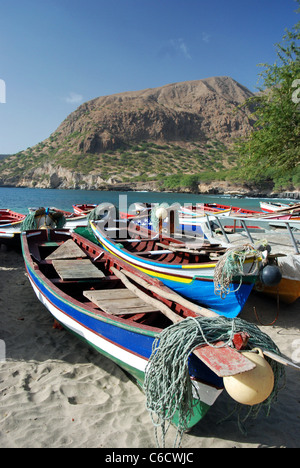 Bateaux de pêche sur la plage de Tarrafal, l'île de Santiago, Cap-Vert Banque D'Images
