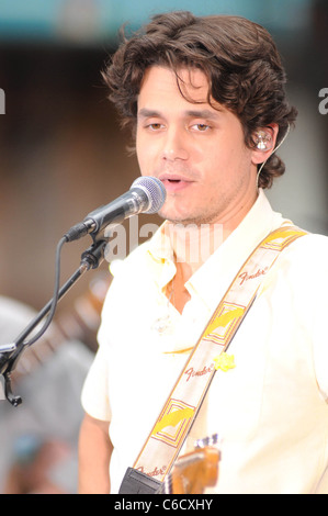 John Mayer effectue en direct sur NBC's "Today Show Concert Series' du Rockefeller Plaza. La ville de New York, USA - 23.07.10 Banque D'Images