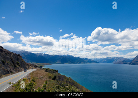 La route le long du lac Hawea en Nouvelle Zélande Banque D'Images