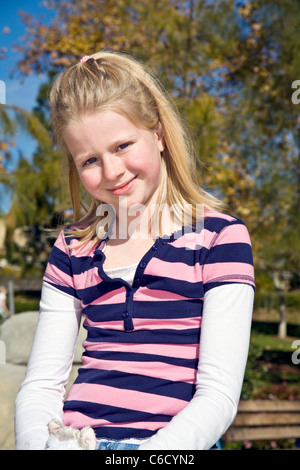 Caucasian blonde 8-10 ans ans, fille au parc. M. © Myrleen Pearson Banque D'Images
