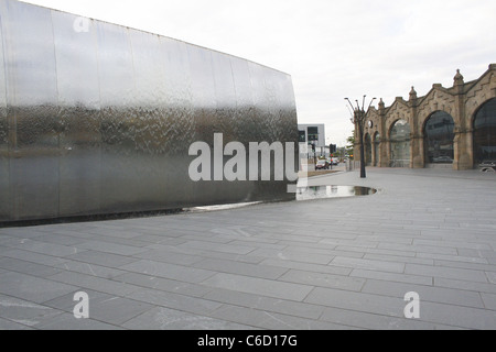 Dispositif de l'eau de pointe à l'extérieur de la gare de Sheffield. Sheffield, South Yorkshire, Angleterre Banque D'Images