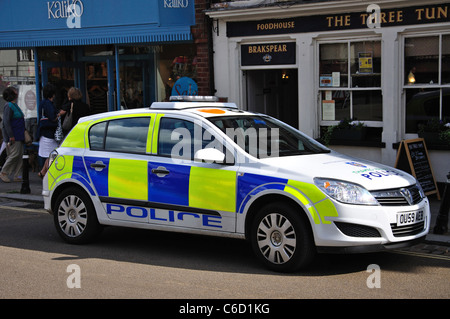 Voiture de police garée dans Market Place, Henley-on-Thames, Oxfordshire, Angleterre, Royaume-Uni Banque D'Images