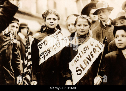 Protestation contre le travail des enfants dans un défilé du travail à New York, le 1 mai 1909 Banque D'Images