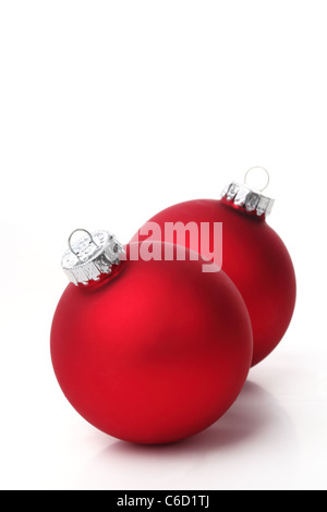 Boules de Noël rouge sur fond blanc. Banque D'Images