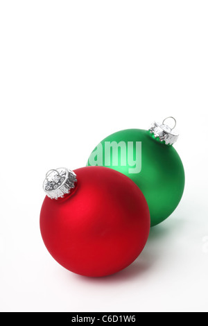 Boules de Noël rouge et vert sur fond blanc. Banque D'Images