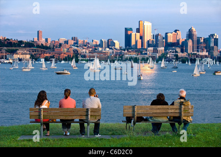 Les personnes installant sur des bancs regardant voiliers sur le lac Union, Seattle, Washington, USA Banque D'Images