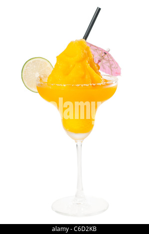 Frozen daiquiri mangue margarita avec de la chaux et paille noir parapluie rose isolé sur fond blanc Banque D'Images