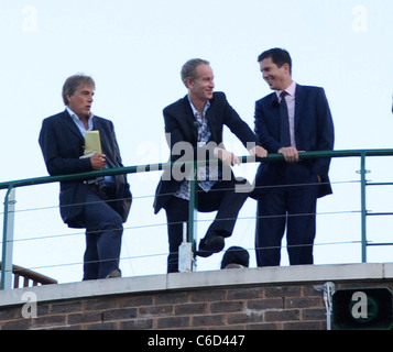 John McEnroe et Tim Henman regarder le match entre Nicolas Mahut de France, et John Isner de Tampa, en Floride, au cours de la Banque D'Images