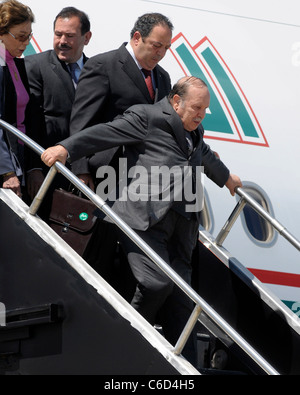 Son Excellence Abdelaziz Bouteflika Président de la République algérienne démocratique et arrivant à Toronto International Banque D'Images