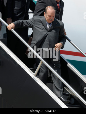 Son Excellence Abdelaziz Bouteflika Président de la République algérienne démocratique et arrivant à Toronto International Banque D'Images