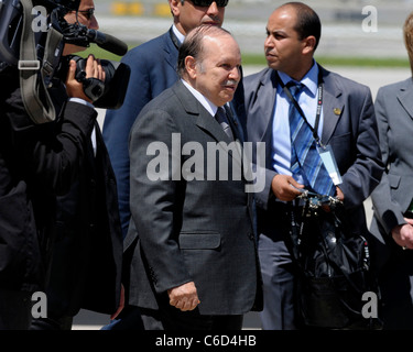 Son Excellence Abdelaziz Bouteflika Président de la République algérienne démocratique et arrivant à Toronto International Banque D'Images