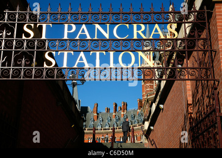 Ancienne entrée de la gare St Pancras (et St Pancras Renaissance Hotel), St Pancras, London, UK Banque D'Images