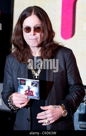 Ozzy Osbourne signe des copies de son nouveau CD 'Scream' chez HMV Oxford Street London, England - 25.06.10 Banque D'Images