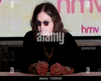 Ozzy Osbourne signe des copies de son nouveau CD 'Scream' chez HMV Oxford Street London, England - 25.06.10 Banque D'Images