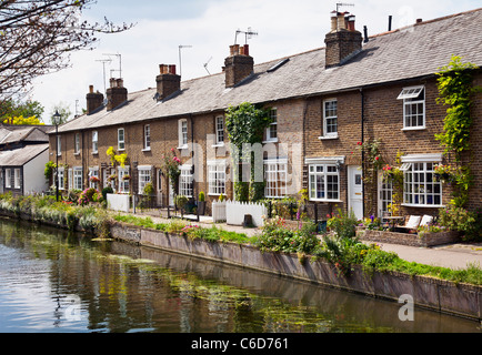 Rangée de riverside cottages à Hertford. Banque D'Images