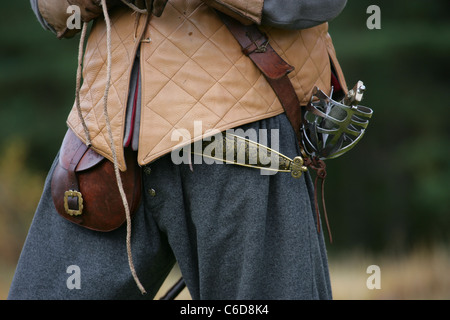 Portrait en gros plan d'un membre de [Fraser's Dragoons], un 17e siècle re-enactment society, montrant [panier] épée à manche Banque D'Images