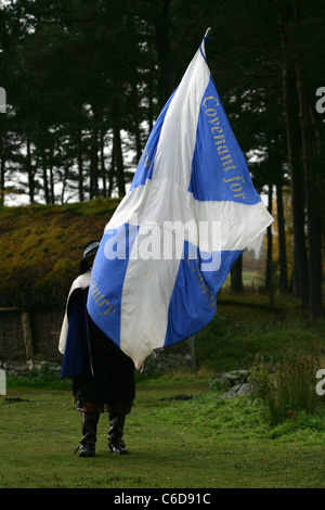 Membre de [Fraser's Dragoons], un dix-septième siècle re-enactment society, tenant le drapeau écossais (sautoir) Banque D'Images