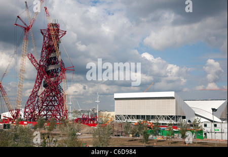 ArcelorMittal Orbit Tour par Stade Olympique, Londres est presque terminé Banque D'Images