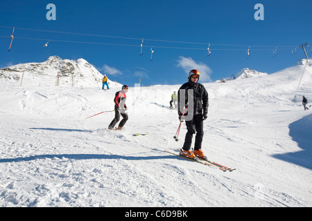 Skieur au Sommerbergalm, 2100 mètres, glacier de Hintertuxer, Hintertux, Zillertal, Tyrol, Autriche, Europe Banque D'Images