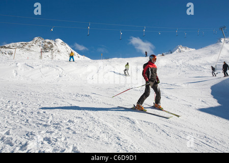 Skieur au Sommerbergalm, 2100 mètres, glacier de Hintertuxer, Hintertux, Zillertal, Tyrol, Autriche, Europe Banque D'Images