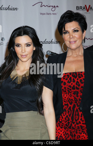 Kim Kardashian et Kris Jenner, assister à une conférence de presse annonçant la 'Kardashian Khaos' l'ouverture du magasin au Mirage Banque D'Images