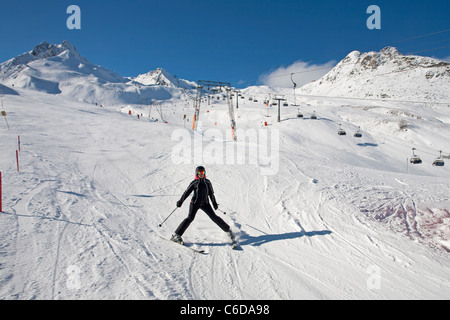 Skieur au Sommerbergalm, 2100 mètres, glacier de Hintertuxer, Hintertux, Zillertal, Tyrol, Autriche, Europe Banque D'Images