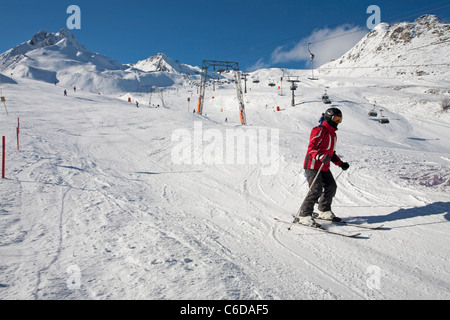 Skieur au Sommerbergalm, 2100 mètres, glacier de Hintertuxer, Hintertux, Zillertal, Tyrol, Autriche, Europe Banque D'Images