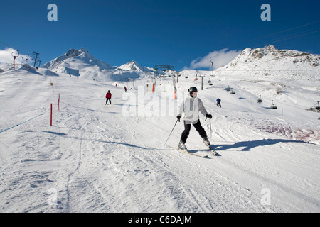 Skieur au Sommerbergalm, 2100 mètres, glacier de Hintertuxer, Hintertux, Zillertal, Tyrol, Autriche, Europe Banque D'Images