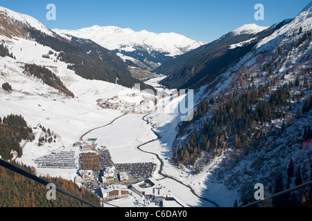 Blick auf die Hintertuxer Gletscher, Talstation, vue depuis le téléphérique à la station Banque D'Images