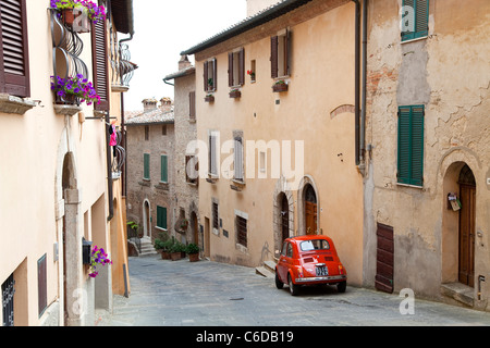 Fiat 500 stationnés dans la ville médiévale de Montepulciano, Sienne, Toscane, Italie, Europe Banque D'Images