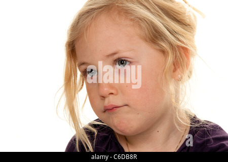 Tête de l'enfant. Portrait d'une petite fille triste. Banque D'Images