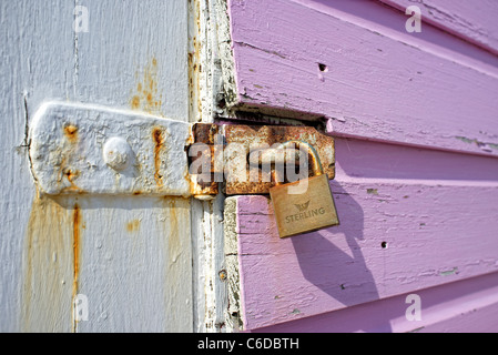 Cadenas sur une porte en bois peint. Banque D'Images