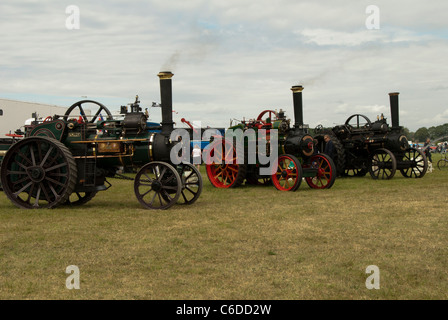 Trois moteurs de traction à vapeur alignés dans un champ, montre la fumée par les moteurs, des entonnoirs avec détail dans le ciel Banque D'Images