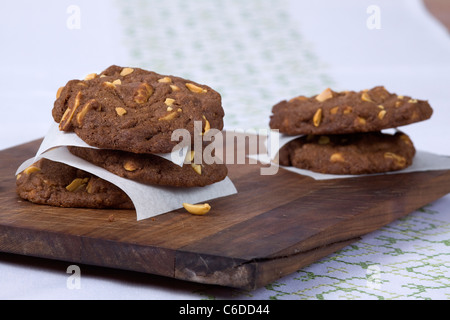 Biscuits au chocolat sans arachides dans une pile Banque D'Images