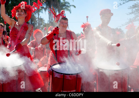 Les rivières du nord, le groupe de percussion Samba Blisstas effectuer à l'ouverture de dérivation Alstonville Banque D'Images