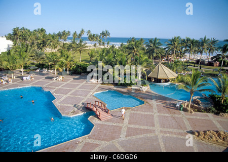 Piscine, dahinterliegendem mit Garten und Strand, l'hôtel Crown Plaza, Salalah, piscine, jardin, plage, Hôtel Crown Plaza, Salalah Banque D'Images