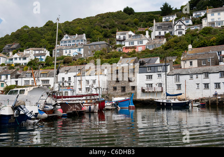 Belle vue sur les bateaux dans le port, dans le joli village de pêcheurs, Polperro Cornwall, en Angleterre. Banque D'Images