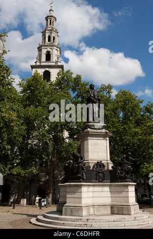 Statue de William Gladstone avec St Mary le Strand Church en arrière-plan, l'Aldwych, Holborn, London, England, UK Banque D'Images