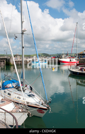 Bateaux amarrés dans le port, dans le village de pêcheurs de Padstow, Cornwall, Angleterre. Banque D'Images